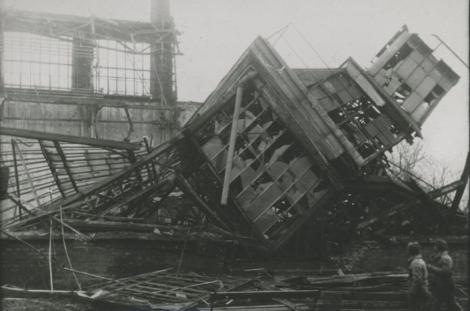 Zdjęcie nr 5 (6)
                                	                                   Burzenie starej palmiarni, 31 marca 1969 r. Szklarnia z 1882 r. znajdowała się w bardzo złym stanie technicznym.
                                  